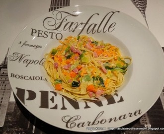 Spaghetti aux légumes colorés et lardons.