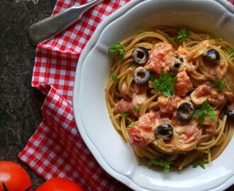 Spaghetti z pieczonymi pomidorami i oliwkami