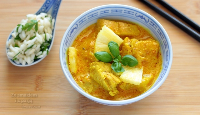 Indyk curry z ananasem i mleczkiem kokosowym