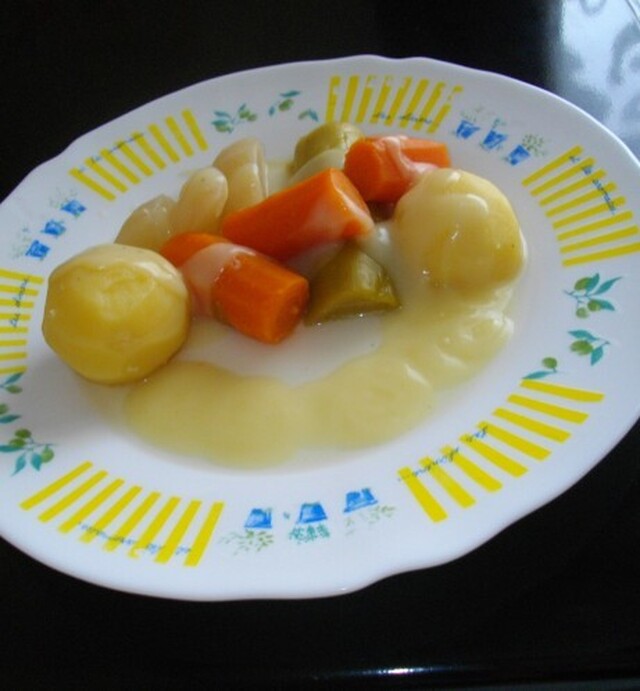 Légumes bouillis et leur sauce blanche
