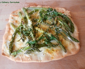 Pizza blanche aux asperges (White pizza with asparagus)