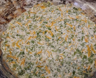 BAKED BROCCOLI CHEESE DIP