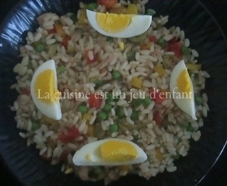 Salade de riz {tomate , poivrons , thon , oeuf et olive}