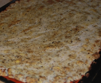 Pizza sur pâte de chou-fleur sans gluten ni produits laitiers