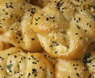 Turkse zachte broodjes met feta (peynirli pogaca)