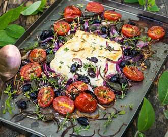 Bakad fetaost med vitlök, oliver, kapris och småtomater