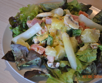 Salade aux poivrons, aux asperges, au jambon