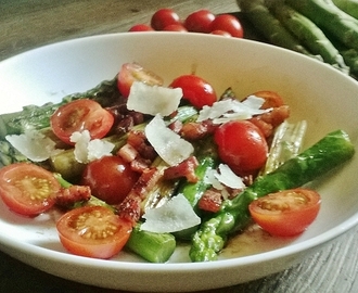 Salade tiède d'asperge aux tomates cerises, lardons et Parmesan