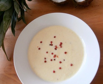 Soupe d'ananas froide au lait de coco et baies roses (Pineapple cold soup with coconut milk and red berries)