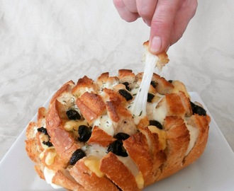 Pull apart bread mozzarella, emmental et olives noires (Pull apart bread mozzarella, emmental cheese and black olives.)