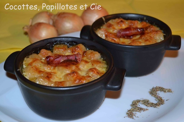 Mini-cocottes de soupe aux oignons et pancetta, gratinées au four