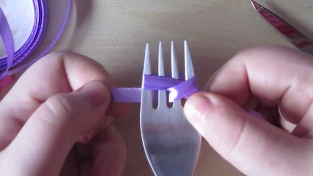Como hacer un lazo con la ayuda de un tenedor.