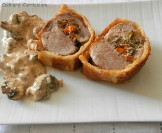 Filet mignon de porc à la moutarde farci aux champignons en croûte (Mustard pork tenderloin stuffed with mushrooms in pastry)