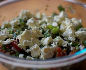Recette de salade au quinoa, tomates, feta, noix et fines herbes (Amérique du Sud)