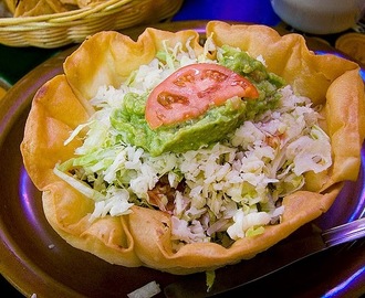 Recette de salade tacos au poulet, tomates, guacamole, fromage, noix, canneberges (Brésil, Mexique)
