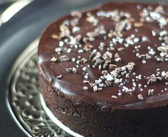 Easy Raw Flourless Chocolate Cake {GF, Vegan, Paleo}