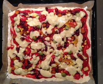 Vegane Pizza komplett selbst gemacht (Inkl. Teig, Sauce und Hefeschmelz)