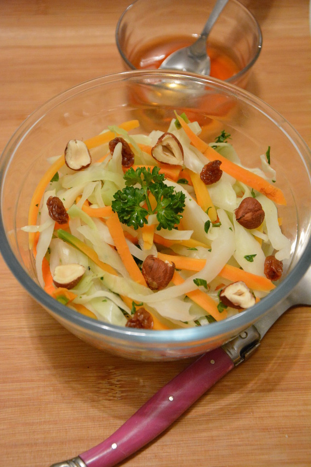 Salade de chou blanc et carottes mi-cuits aux noisettes