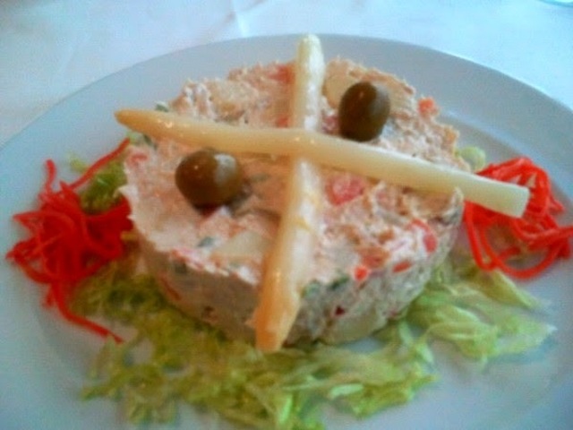 Recette de la salade russe, macédoine à la mayonnaise, homard, anchois.. (Russie)
