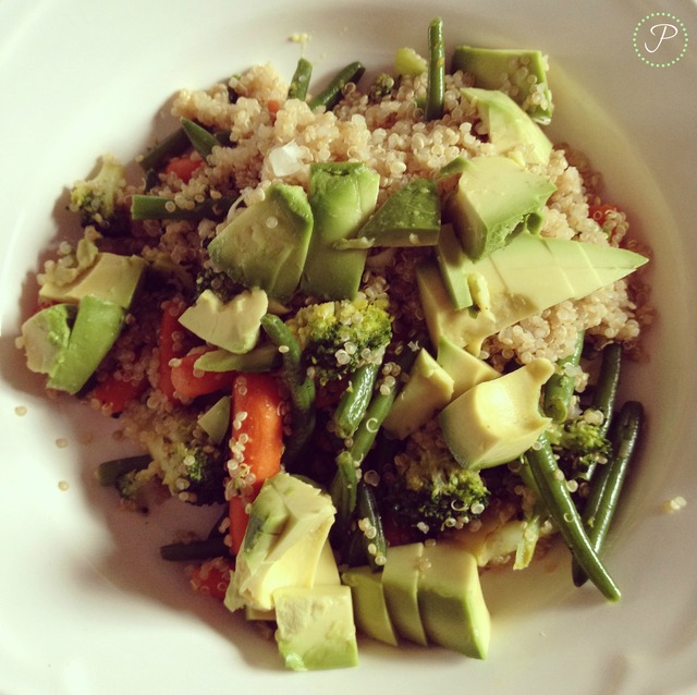 Quinoa aux légumes wok et avocat