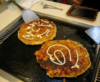 Recette d'okonomiyaki au chou, champignons, carottes, épinards entre pancake et pizza (Japon)
