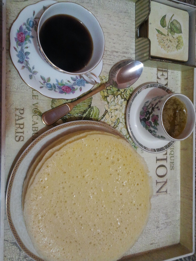 Baghrir au miel et beurre( crèpes mille trous) et baghrir aux raisins sec