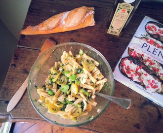 Salade de pâte et courgettes avec fèves, herbes et mozzarella + Ottolenghi