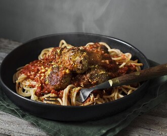 Köttbullar half and half med spaghetti och tomatsås - Lotta Lundgren