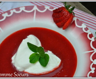 Soupe de fraises, crème fouettée à la menthe verte