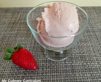 Glace à la fraise à la sorbetière ou turbine à glaces (Strawberry ice cream in ice cream maker)