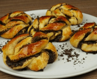 Πρωτότυπα και εύκολα τσουρεκάκια με σοκολάτα, από το Redmoon και το foodaholics.gr!