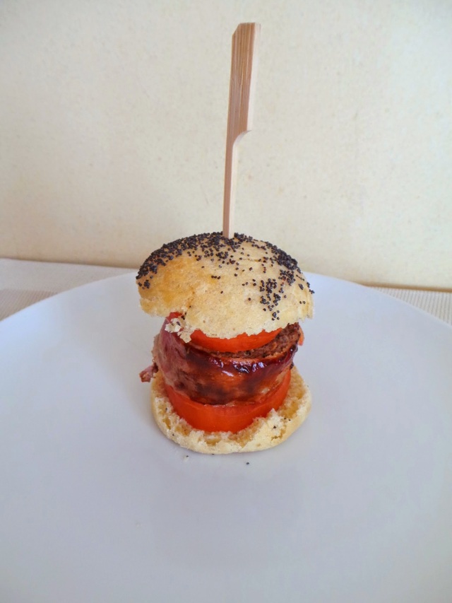 Sushi de bœuf épicé au bacon et fromage en hamburger  (Hamburger of spicy beef sushi with bacon and cheese)