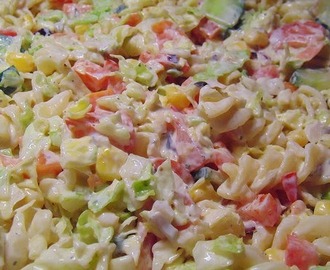 Recette de salade de macaronis au jambon, fromage, carotte, oeufs, mayonnaise (Porto Rico)
