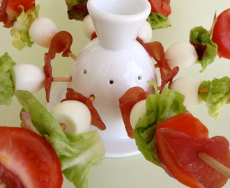 Brochettes apéritives fines tranches de saucisson – tomate – oeuf de caille