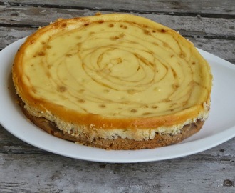 Cheesecake caramel au beurre salé sur gâteau moelleux aux pommes et noix