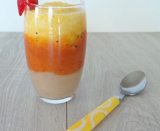 Rainbow smoothie glass poires, bananes, abricots et ananas (Bananas, apricots and pineapple rainbow smoothie glass)