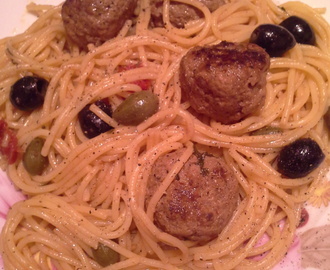 Spaghettis aux câpres  olives noires et boulettes de viande