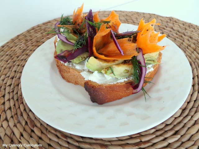 Tartine gourmande avocat, chou rouge et fromage frais (Gourmet sandwich avocado, red cabbage and cheese)