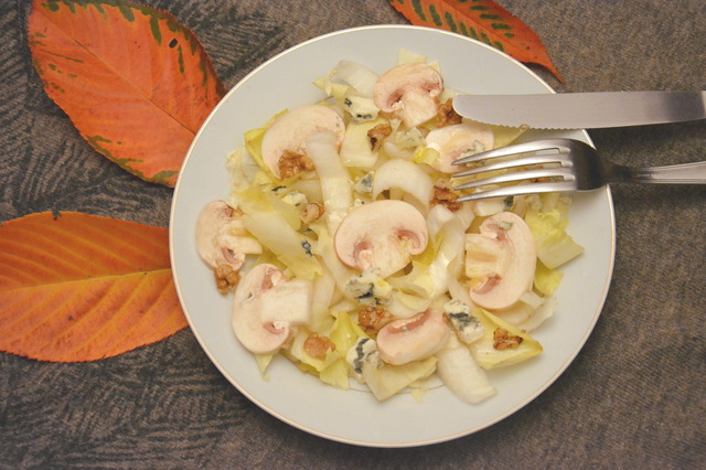Salade d’automne : endives, champignons, roquefort et noix