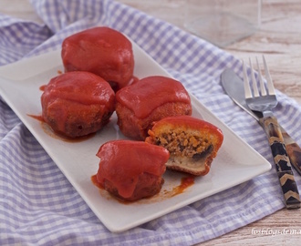 Champiñones rellenos de carne en salsa de tomate