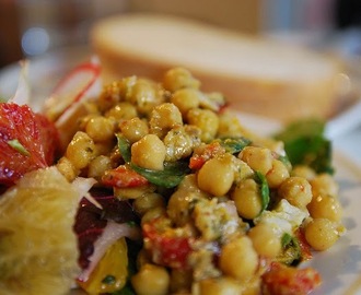 Recette de salade de pois chiches aux tomates séchées, saveur basilic - vegan