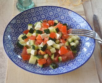 Salade fraîcheur courgettes, tomates et feta (d’inspiration grecque)
