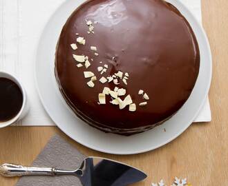 Glasert sjokoladekake med bringebærmousse