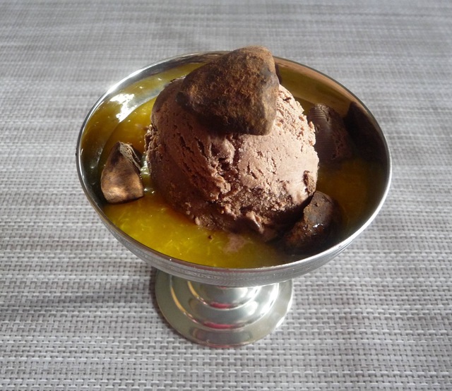 Compote de clémentines, glace cacao-café et éclats de truffes en chocolat