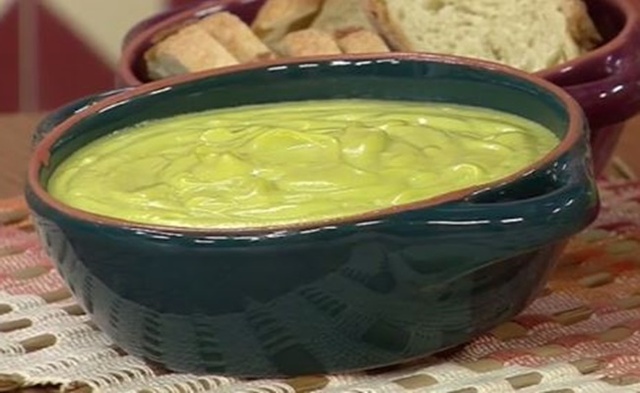 Veja como fazer simples e fácil Receita Maionese de Abacate com Salada Mista, aprenda como faze essa delicia em sua casa, super simples e fácil, de dar água na boca, anote a receita.