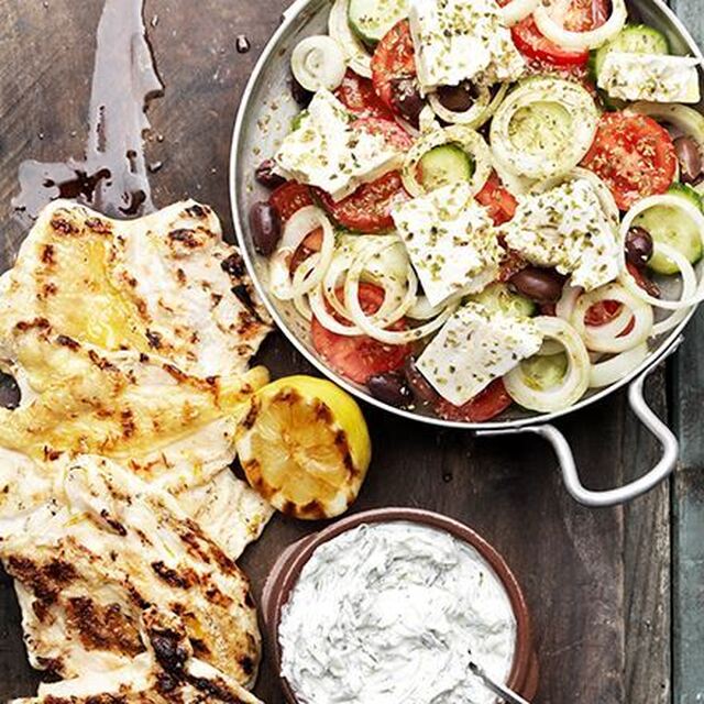 Grekisk sallad och tsatsiki med yoghurt- och citrusmarinerad filé