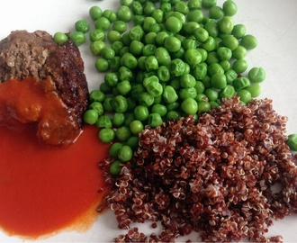Middagstips: köttfärslimpa med röd quinoa, kokta ärtor och tomatsås