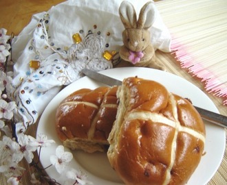 Англійські гарячі Великодні булочки з шоколадом та ірисками( hot cross buns)