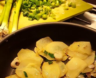 Omelette aux oeufs de caille, pommes de terre & aillet