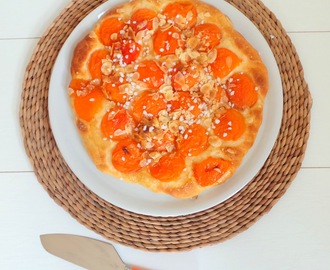 Tarte briochée à l'abricot (Bun tart with apricots)
